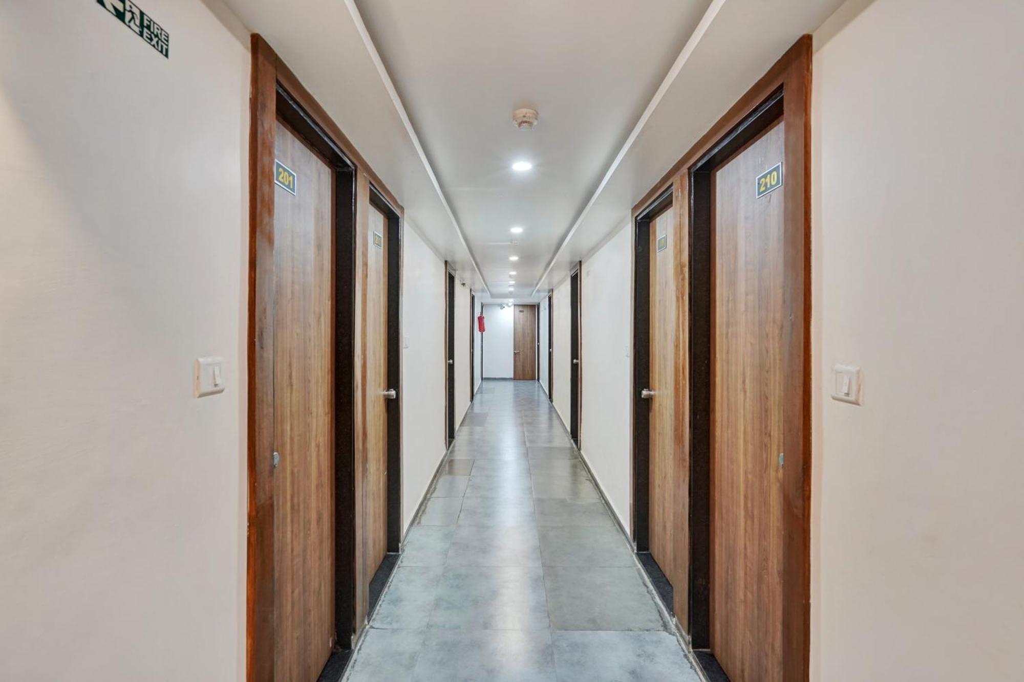 Super Collection O Kudasan Gandhinagar Formerly Hotel Royal Mansion Eksteriør billede