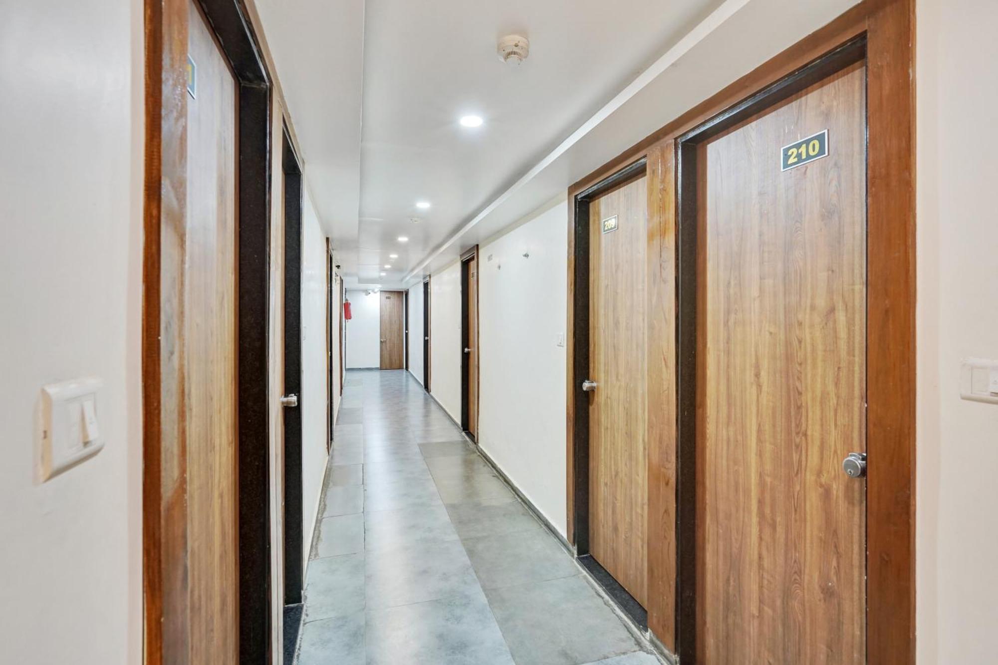 Super Collection O Kudasan Gandhinagar Formerly Hotel Royal Mansion Eksteriør billede